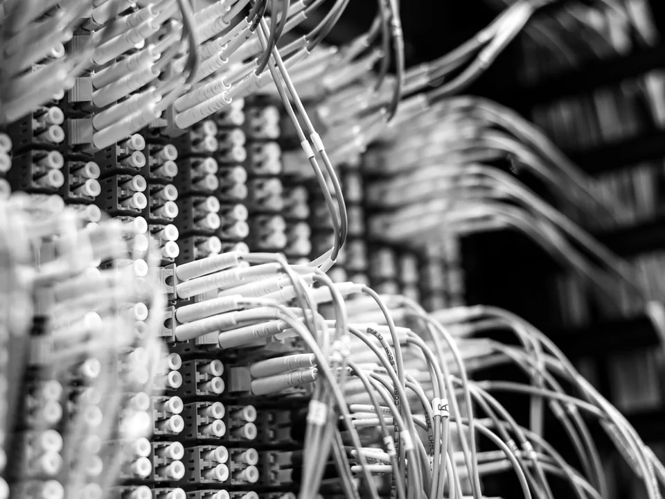 High-density fiber distribution frame and organized optical patch cables